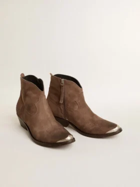 Junge Stiefel aus dunkelbraunem Wildleder