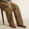 Junge Stiefel aus dunkelbraunem Wildleder