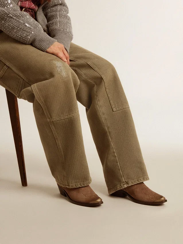 Junge Stiefel aus dunkelbraunem Wildleder