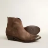 Junge Stiefel aus dunkelbraunem Wildleder