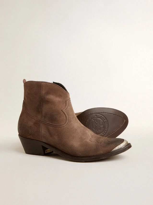 Junge Stiefel aus dunkelbraunem Wildleder