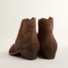 Junge Stiefel aus dunkelbraunem Wildleder