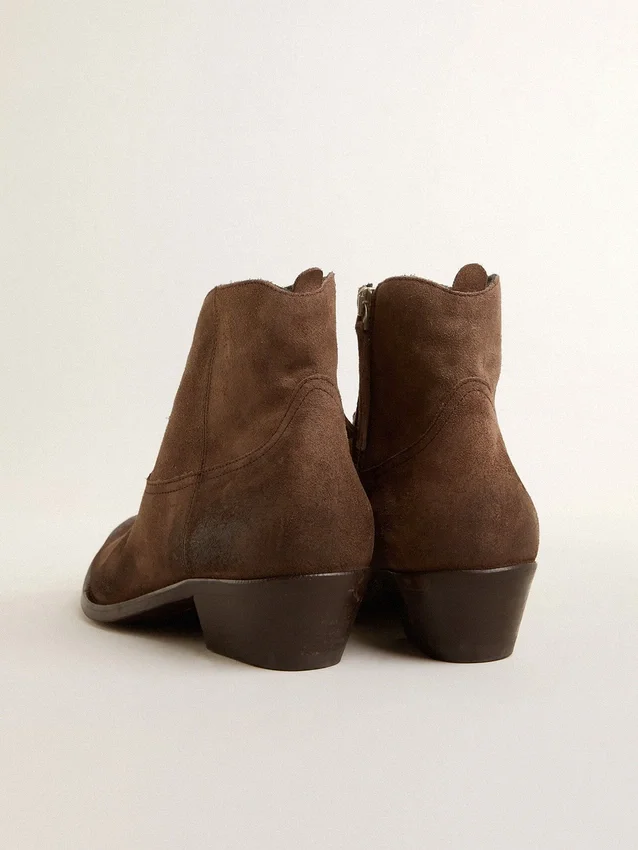 Junge Stiefel aus dunkelbraunem Wildleder