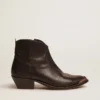Junge Stiefel aus schwarzem Leder mit sandfarbener Stickerei