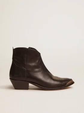Junge Stiefel aus schwarzem Leder mit sandfarbener Stickerei