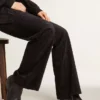 Junge Stiefel aus schwarzem Leder mit sandfarbener Stickerei