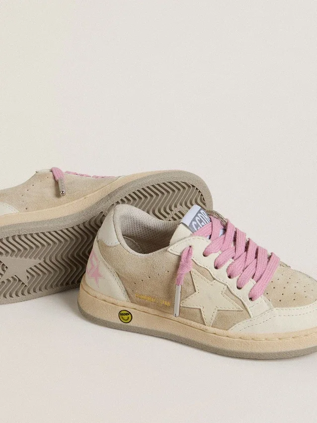 Junior Ball Star aus perlfarbenem Wildleder mit Lederstern und Fersenlasche