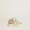 Junior June aus sandfarbenem Metallic-Wildleder mit weissem Lederstern und Fersenlasche
