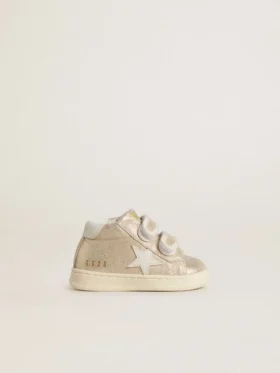 Junior June aus sandfarbenem Metallic-Wildleder mit weissem Lederstern und Fersenlasche