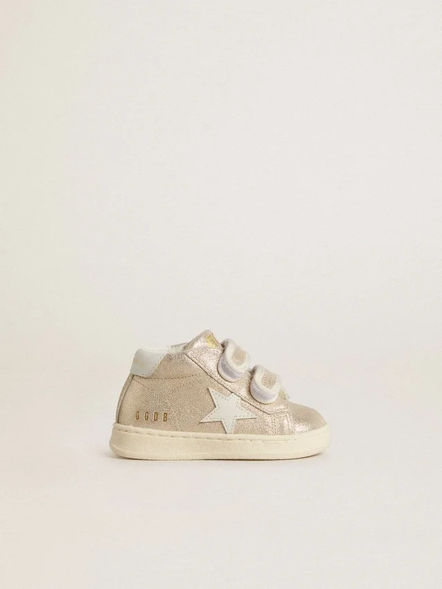 Junior June aus sandfarbenem Metallic-Wildleder mit weissem Lederstern und Fersenlasche
