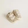 Junior June aus sandfarbenem Metallic-Wildleder mit weissem Lederstern und Fersenlasche