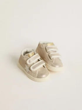 Junior June aus sandfarbenem Metallic-Wildleder mit weissem Lederstern und Fersenlasche