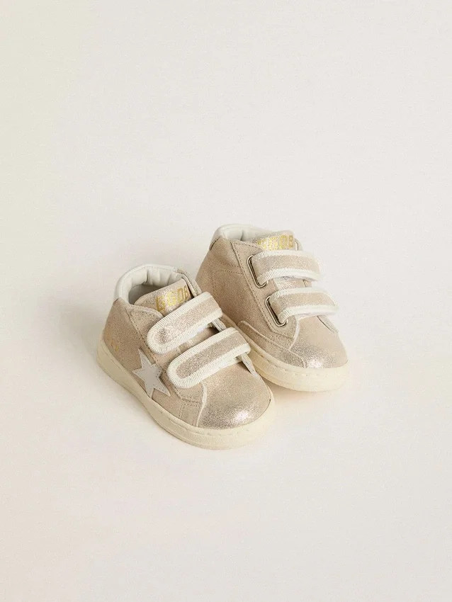 Junior June aus sandfarbenem Metallic-Wildleder mit weissem Lederstern und Fersenlasche