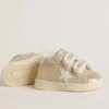 Junior June aus sandfarbenem Metallic-Wildleder mit weissem Lederstern und Fersenlasche