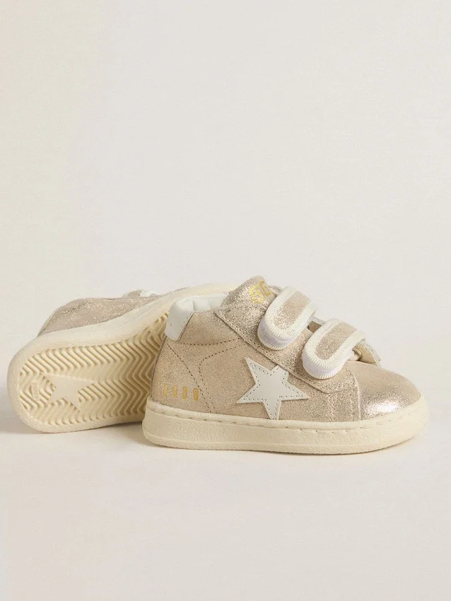 Junior June aus sandfarbenem Metallic-Wildleder mit weissem Lederstern und Fersenlasche
