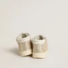 Junior June aus sandfarbenem Metallic-Wildleder mit weissem Lederstern und Fersenlasche