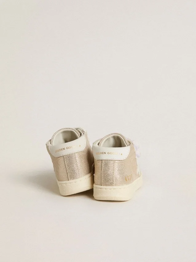 Junior June aus sandfarbenem Metallic-Wildleder mit weissem Lederstern und Fersenlasche