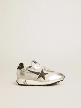 Junior Marathon aus silbernem Nylon mit schwarzem Stern und Lederlasche an der Ferse