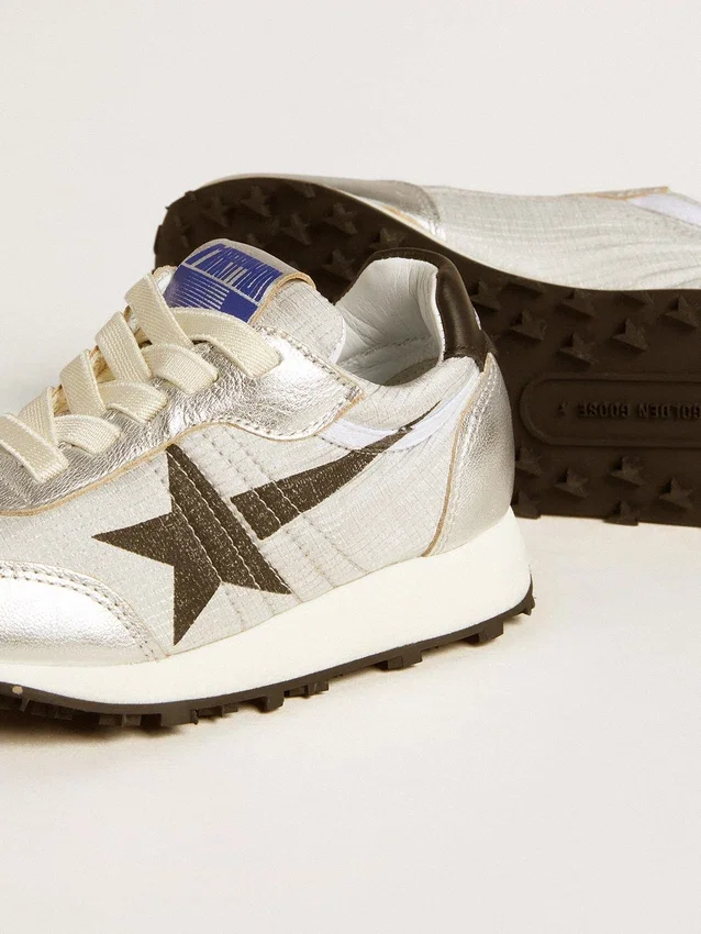 Junior Marathon aus silbernem Nylon mit schwarzem Stern und Lederlasche an der Ferse