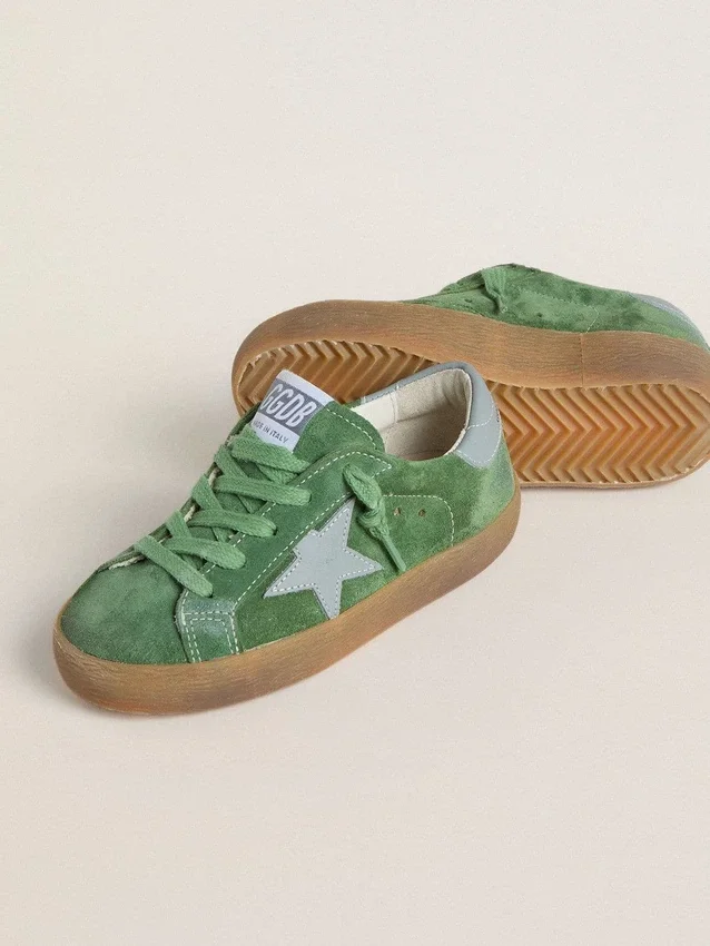 Junior Super-Star aus grünem Wildleder mit babyblauem Stern und Fersenlasche