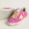 Junior Super-Star aus rosa Wildleder mit hellgelbem Stern und Fersenlasche