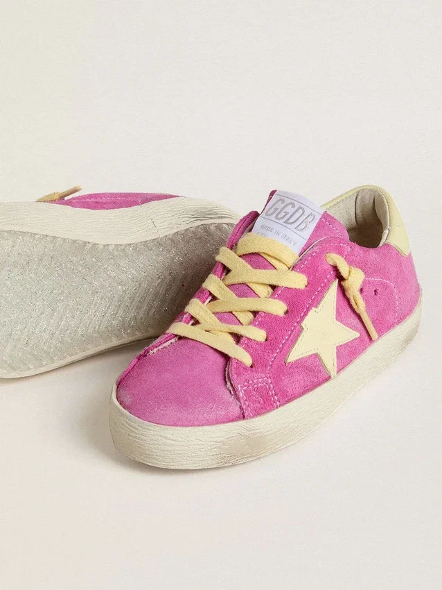 Junior Super-Star aus rosa Wildleder mit hellgelbem Stern und Fersenlasche