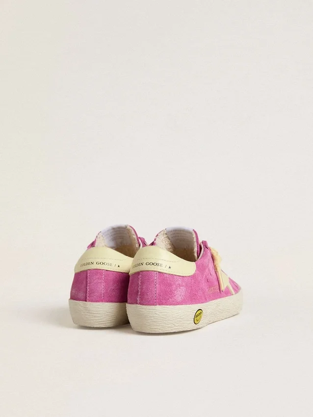 Junior Super-Star aus rosa Wildleder mit hellgelbem Stern und Fersenlasche