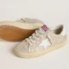 Junior Super-Star aus sandfarbenem Wildleder mit Laminat-Optik und weissem Lederstern