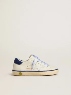 Junior Super-Star aus weissem Leder mit blauer Fersenlasche aus Wildleder