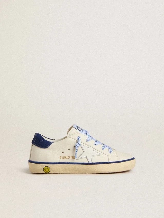 Junior Super-Star aus weissem Leder mit blauer Fersenlasche aus Wildleder
