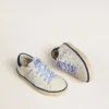 Junior Super-Star aus weissem Leder mit blauer Fersenlasche aus Wildleder