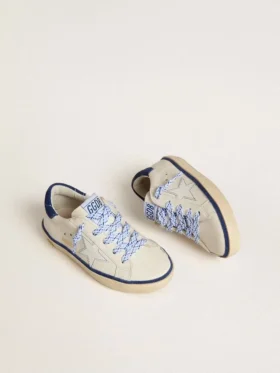 Junior Super-Star aus weissem Leder mit blauer Fersenlasche aus Wildleder