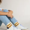 Junior Super-Star aus weissem Leder mit blauer Fersenlasche aus Wildleder