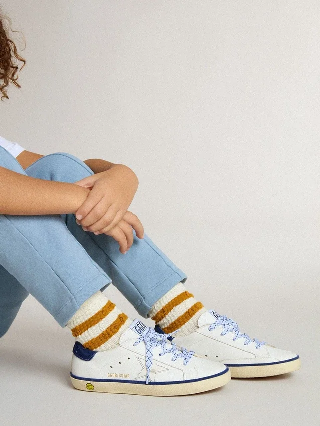 Junior Super-Star aus weissem Leder mit blauer Fersenlasche aus Wildleder