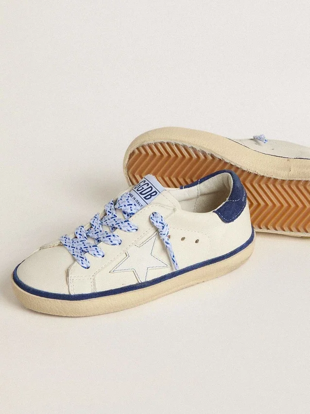 Junior Super-Star aus weissem Leder mit blauer Fersenlasche aus Wildleder