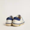 Junior Super-Star aus weissem Leder mit blauer Fersenlasche aus Wildleder