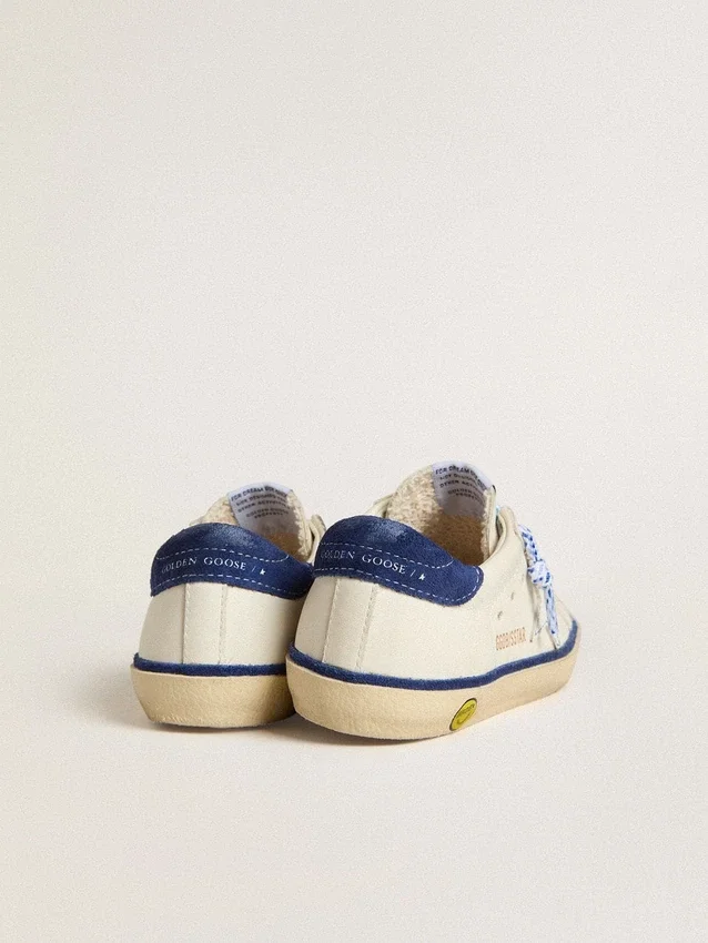 Junior Super-Star aus weissem Leder mit blauer Fersenlasche aus Wildleder