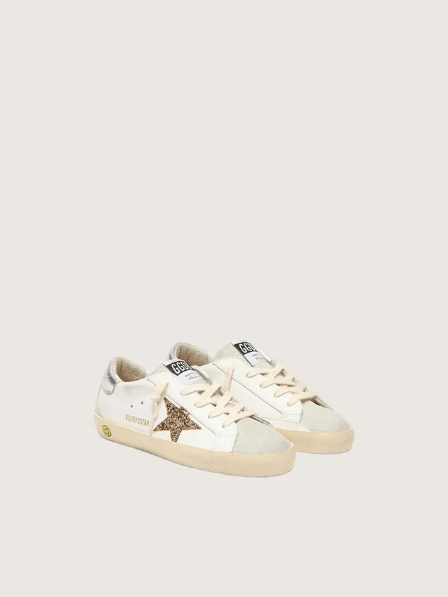 Junior Super-Star mit goldenem Glitzerstern und silberner Metallic-Lederlasche am Absatz