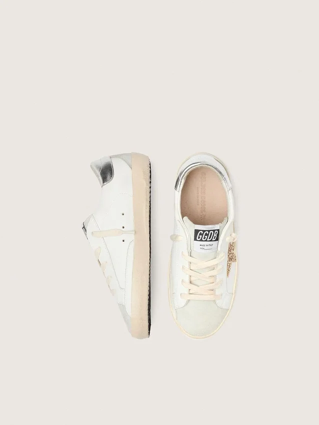 Junior Super-Star mit goldenem Glitzerstern und silberner Metallic-Lederlasche am Absatz