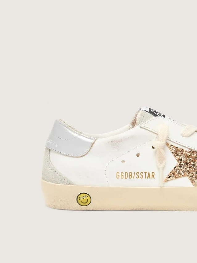 Junior Super-Star mit goldenem Glitzerstern und silberner Metallic-Lederlasche am Absatz
