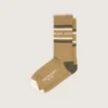 Khaki-farbene Socken mit Used-Look-Details und dunkelgrünen sowie weissen Streifen