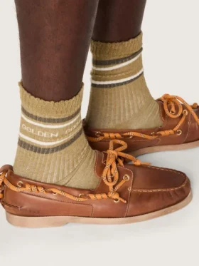 Khaki-farbene Socken mit Used-Look-Details und dunkelgrünen sowie weissen Streifen