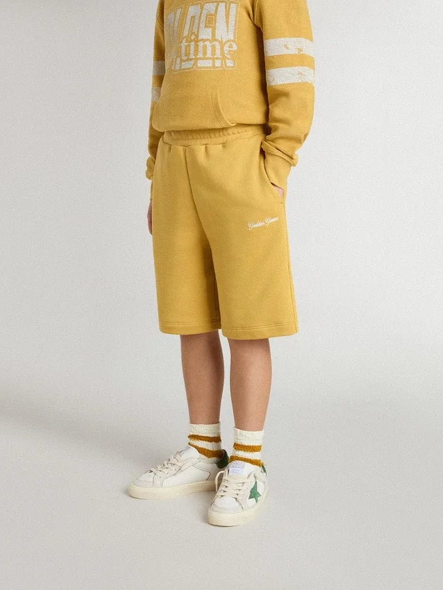 Kinder-Jogging-Shorts in Ockergelb mit Stickerei