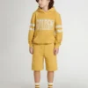 Kinder-Jogging-Shorts in Ockergelb mit Stickerei