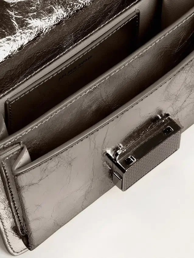 Kleine Venezia-Tasche aus anthrazitgrauem Metallic-Leder mit schwarzen Details
