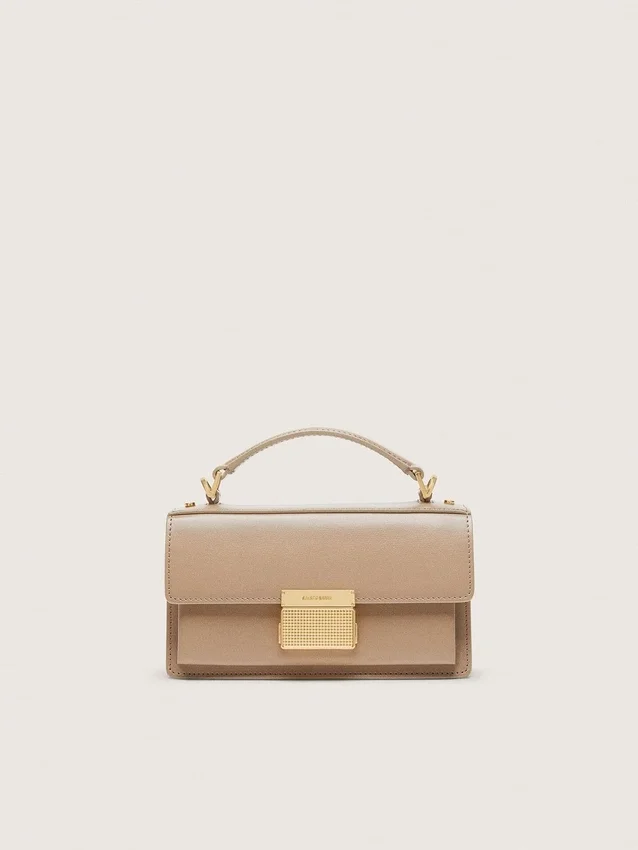 Kleine Venezia-Tasche aus beigem, genarbtem Leder mit goldenen Details