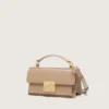 Kleine Venezia-Tasche aus beigem, genarbtem Leder mit goldenen Details