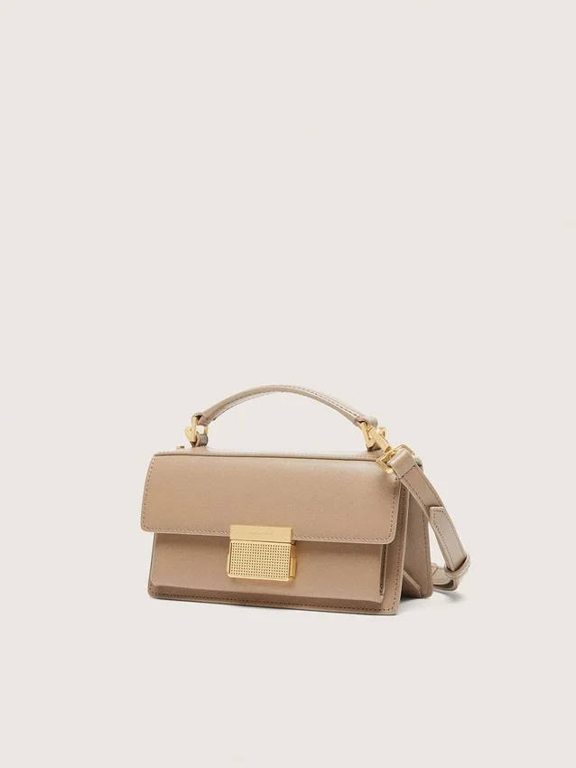 Kleine Venezia-Tasche aus beigem, genarbtem Leder mit goldenen Details