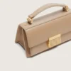 Kleine Venezia-Tasche aus beigem, genarbtem Leder mit goldenen Details