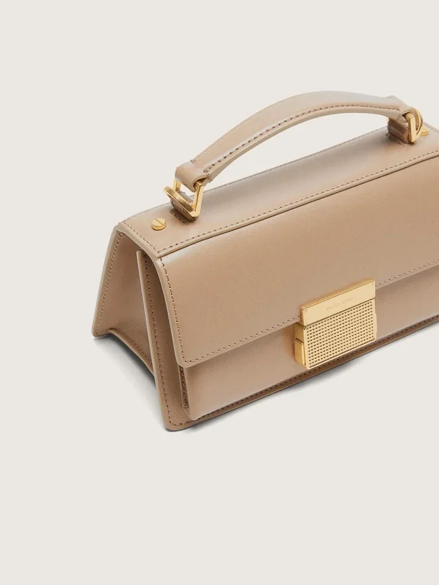 Kleine Venezia-Tasche aus beigem, genarbtem Leder mit goldenen Details